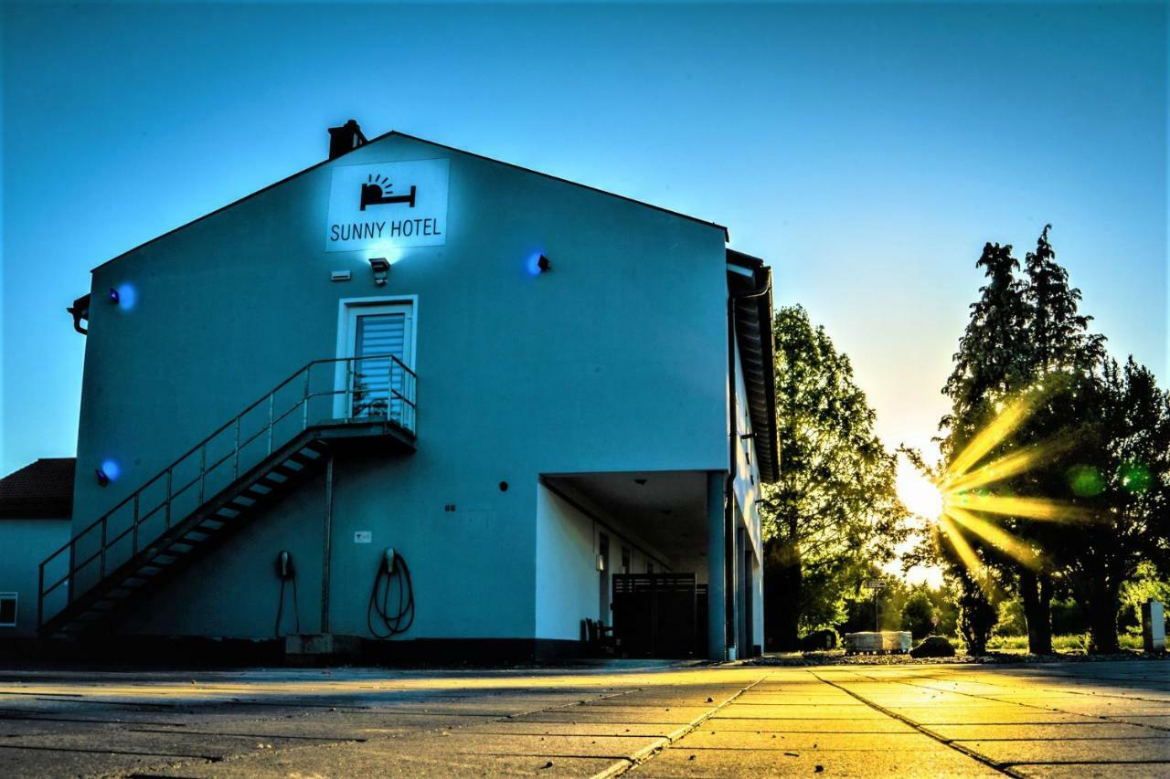 Sunny Hotel Штраубинг Экстерьер фото